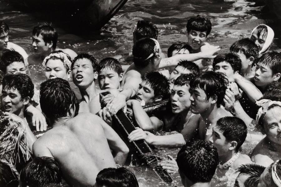 Robert Lebeck (1929–2014), Wasserfest, Tokio, 1961, MK&G, Staatliche Landesbildstelle Hamburg, Sammlung zur Geschichte der Photographie