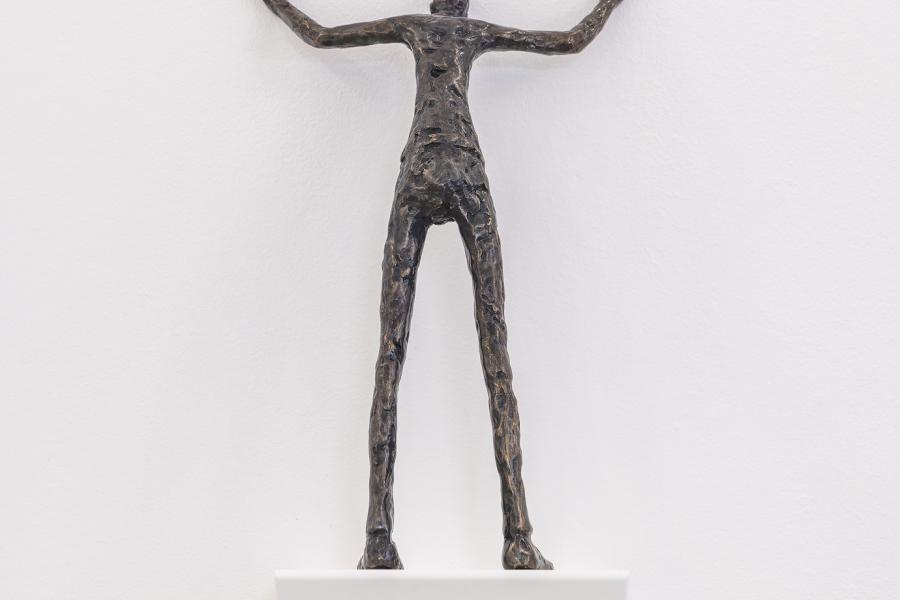 Move, 2023  Bronze, Schrift, Sockel, 30 cm (38 cm), 3-teilig, Auflage 15, Nr. 8/15, 2.000,00 EUR  © Nikolaus Fürcho