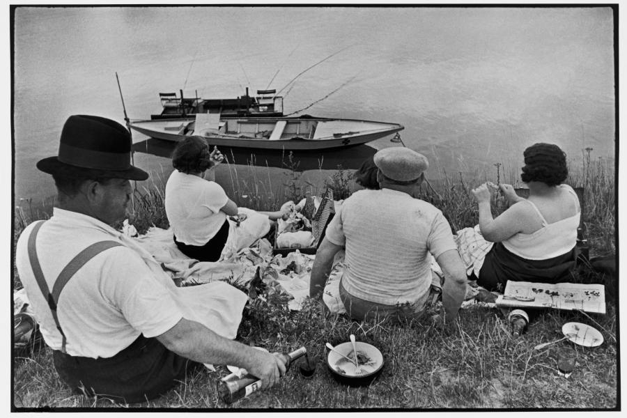 Henri Cartier-Bresson: Sunday on the banks of the Seine river, near Juvisy-sur-Orge, France, 1938, © 2023 Fondation Henri Cartier-Bresson / Magnum Photos