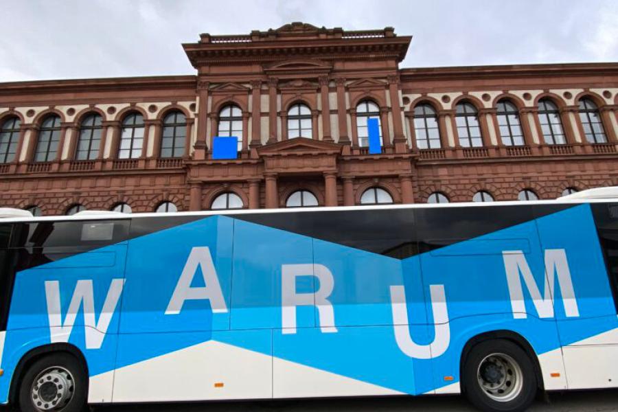 Nikolaus Koliusis, Warum Blau (Kunstbus) & Lichtung (Installation auf der Fassade des mpk) Foto und © Nikolaus Koliusis