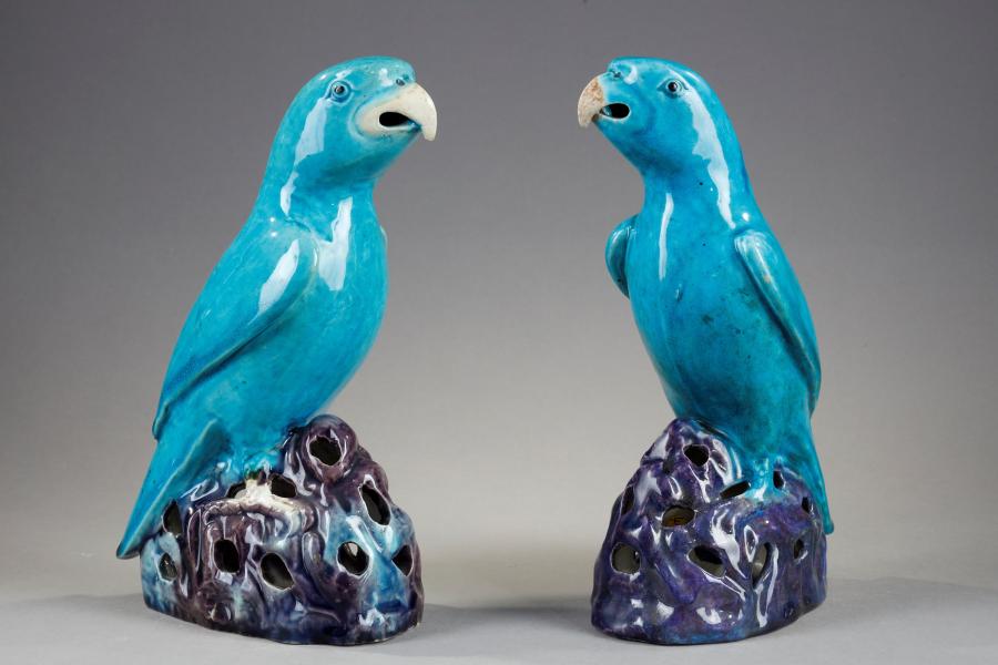 Galerie Bertrand de Lavergne  Pair of turquoise and aubergine enamelled Chinese biscuit parrots placed on pierced rocks China, Kangxi period (1662-1722) H 21 cm Similar items with a gilt bronze base that belonged to Queen Marie-Antoinette are kept at the Louvre Museum (Département des Objets d’Art).