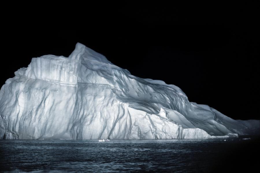 Mathias Kessler, Ilulissat 001X, Grönland, 2007/2022, C-Print, Museumsglas, 50 x 100 cm © Bildrecht, Wien 2024