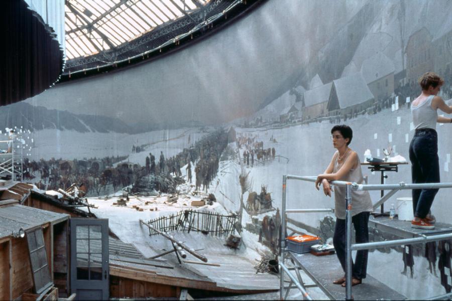 Jeff Wall, Restoration, 1993, Grossbilddia in Leuchtkasten, 136 × 508 × 26.8 cm, Kunstmuseum Luzern