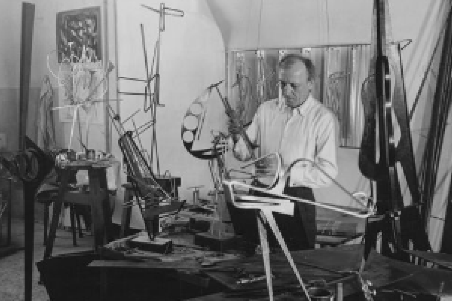 Ewald Gnilka, Hans Uhlmann in seinem Atelier, um 1954 © Rechtsnachfolger*innen Ewald Gnilka; für die Werke von Hans Uhlmann: © VG Bild-Kunst, Bonn 2023