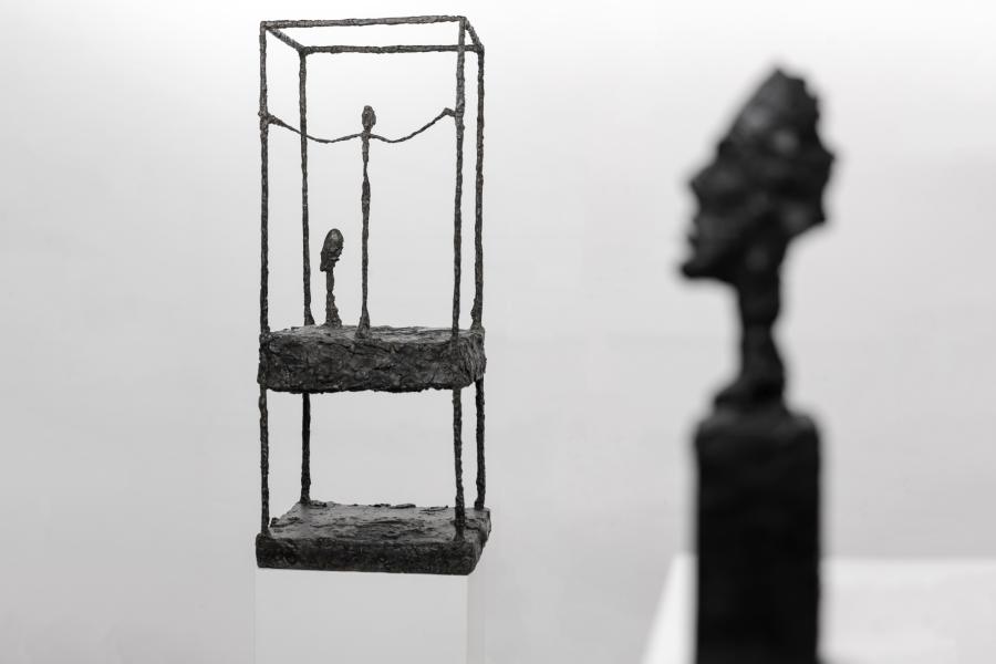 Alberto Giacometti, Kopf von Diego auf Sockel, um 1955 und Der Käfig (erste Version), 1950, Sammlung Klewan, © Succession Alberto Giacometti, VG Bild-Kunst, Bonn 2024, Foto: Wynrich Zlomke