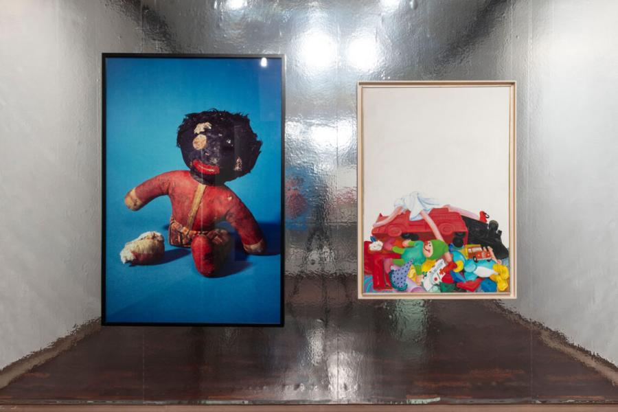 Links: Paul McCarthy: Ohne Titel (Black Doll, aus der Serie „PROPO“), 1972–94, Cibachrom auf Alu, Stiftung Ahlers Pro Arte. Rechts: Christa Dichgans, Spielzeugstillleben (New York), 1967, Acryl auf Leinwand, Kunsthalle Bielefeld. Installationsansicht. Foto: Philipp Ottendörfer