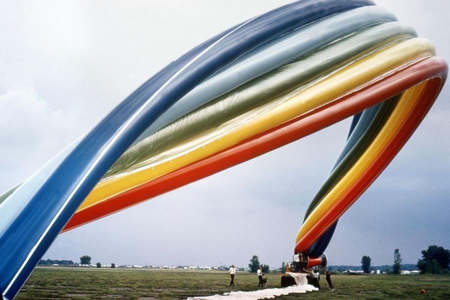 Otto Piene, Testinstallation Olypmpischer Regenbogen, 1972, St. Paul, MN, USA, 1. August 1972 © 2024 Pro Litteris, Zürich; Otto Piene Estate Foto: Jean Nelson, Otto Piene Archiv