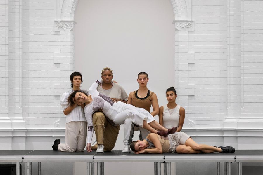 Alexis Blake, rock to jolt [ ] stagger to ash, 2021 Performance, Prix de Rome at Stedelijk Museum, Amsterdam Foto © Daniel Nicolas