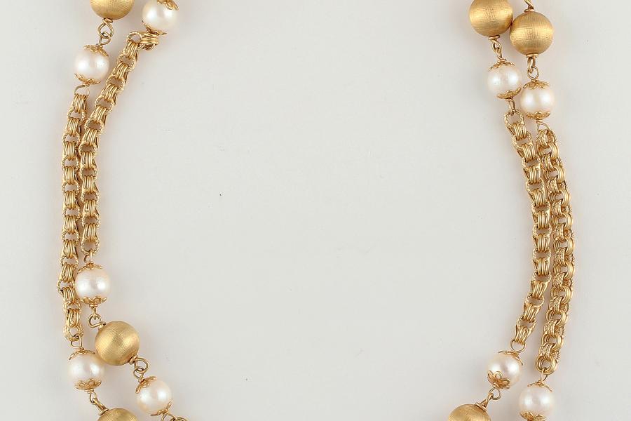 00039 Collier, 750 GG, Gliederdekor  zwischengefasst acht ornamentierte Goldkugeln, D = ca. 9,5 mm, und 16 Zuchtperlen, D = ca. 7,5 – 7,6 mm, L = 79 cm, brutto ca. 43,0 g, Perlen berieben  Ausruf€ 2.800,–