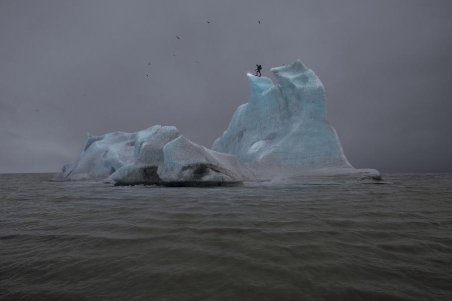 Julian Charrière (*1987) The Blue Fossil Entropic Stories III, 2013 Archivpigmentdruck 160 × 240 cm Courtesy DITTRICH & SCHLECHTRIEM, Berlin © Julian Charrière / VG Bild-Kunst, Bonn 2023