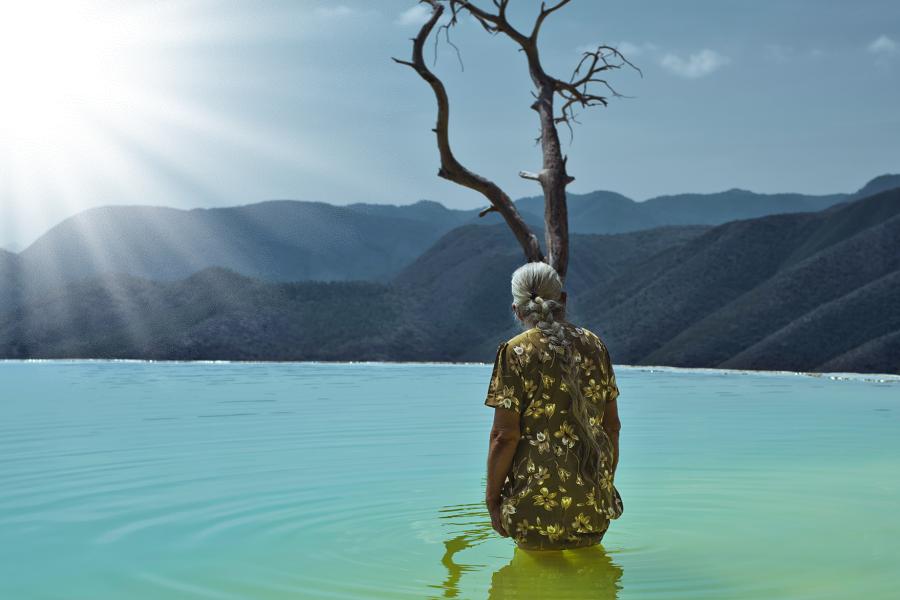 Cristina De Middel. Une pierre sur le chemin [Una Piedra en el Camino], série Voyage au centre, 2021. Avec l’aimable autorisation de l’artiste / Magnum Photos.