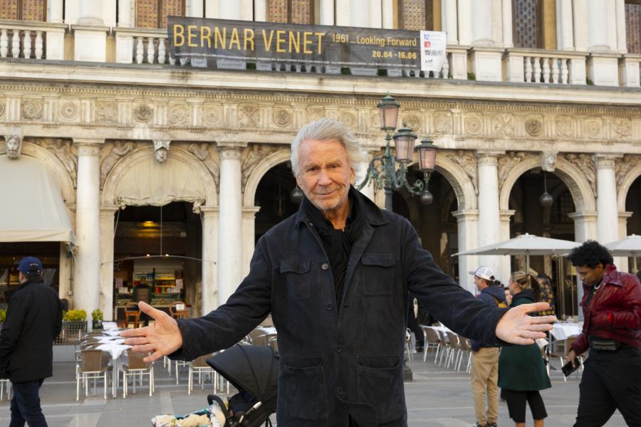 Künstler Bernar Venet vor der Biblioteca Nazionale Marciana - Vernissage Bernar Venet "Looking Forward!". © Michele Agostinis