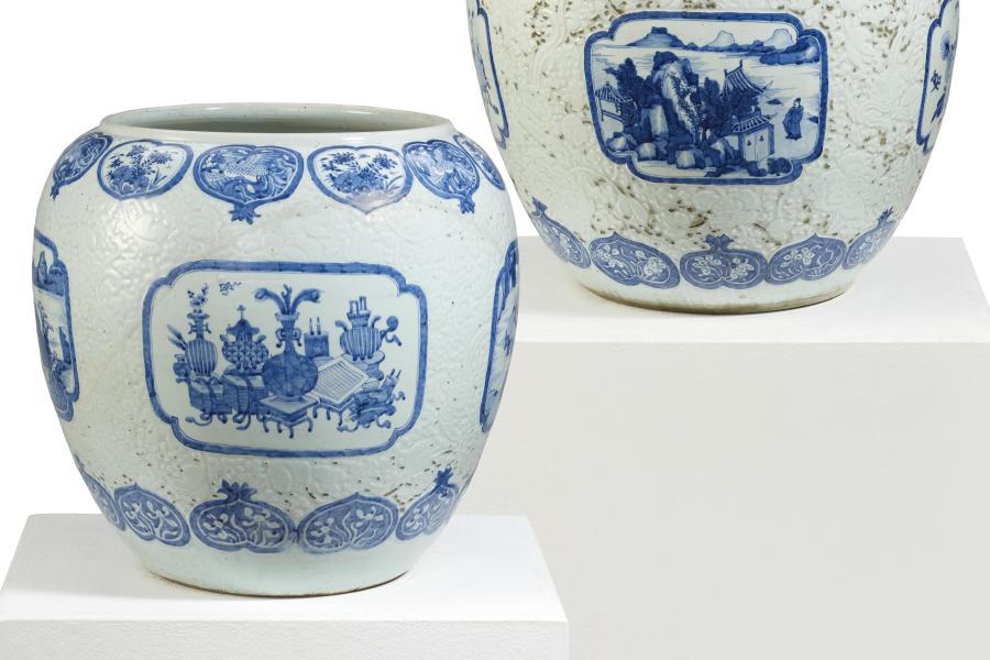 Paar bedeutende Cachepots mit geschnittenem Päoniendekor China | Kangxi-Periode (1622 – 1722) | Porzellan mit weißer Glasur und blauem Dekor | Höhe 50 cm, ø ca. 53cm Taxe: € 30.000 – 40.000