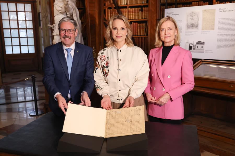 Opernsängerin Elīna Garanča mit dem Patenschaftsobjekt, dem „Te Deum“ von Anton Bruckner sowie dem Obmann der Raiffeisen Holding NÖ-Wien, Mag. Erwin Hameseder und Generaldirektorin Dr. Johanna Rachinger. (c) Katharina Schiffl