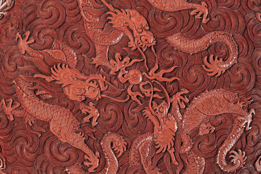 Dose mit drei Drachen (Detail),China, Qing-Dynastie, Qianlong-Ära (1736 1795), geschnitzter Rotlack auf Holz, H. 10,2 cm, Dm. 20,5 cm, Sammlung MK&G, Vorbesitz: Kunsthandlung R. Wagner, Berlin, Foto: MK&G/Jörg Arend