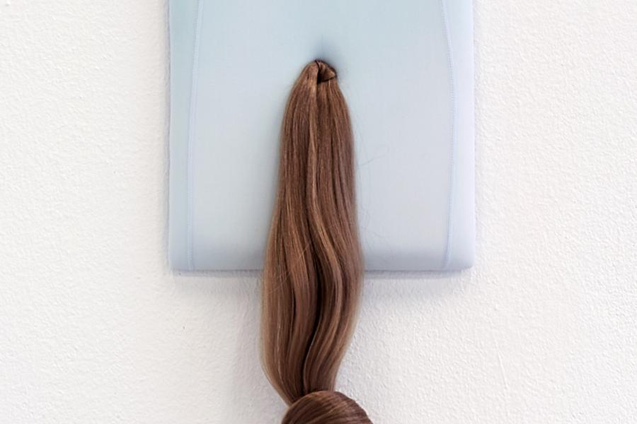 Judith Miriam Escherlor_Knoten (hellblau) 2015 Textilobjekt mit Kunsthaar 56 x 26 x 5 cm Foto Tom Dachs Courtesy of galerie intershop