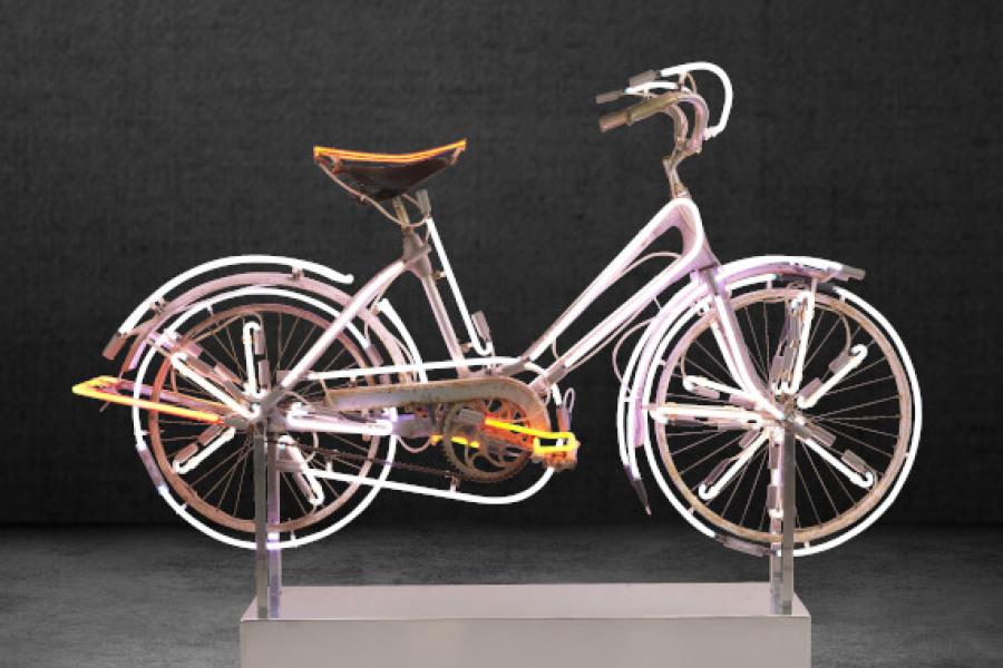 55 Robert Rauschenberg	 Bicycloid VII, 1992. Fahrrad, umrandet mit farbigen Neonröhren auf A... Schätzpreis: € 100.000 - 200.000