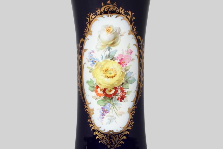 00039 Trompetenvase, Meissen, um 1920  kobaltblauer Fond, Goldreserve mit Blumenbouquet, H = 24,5 cm  Ausruf€ 100,–