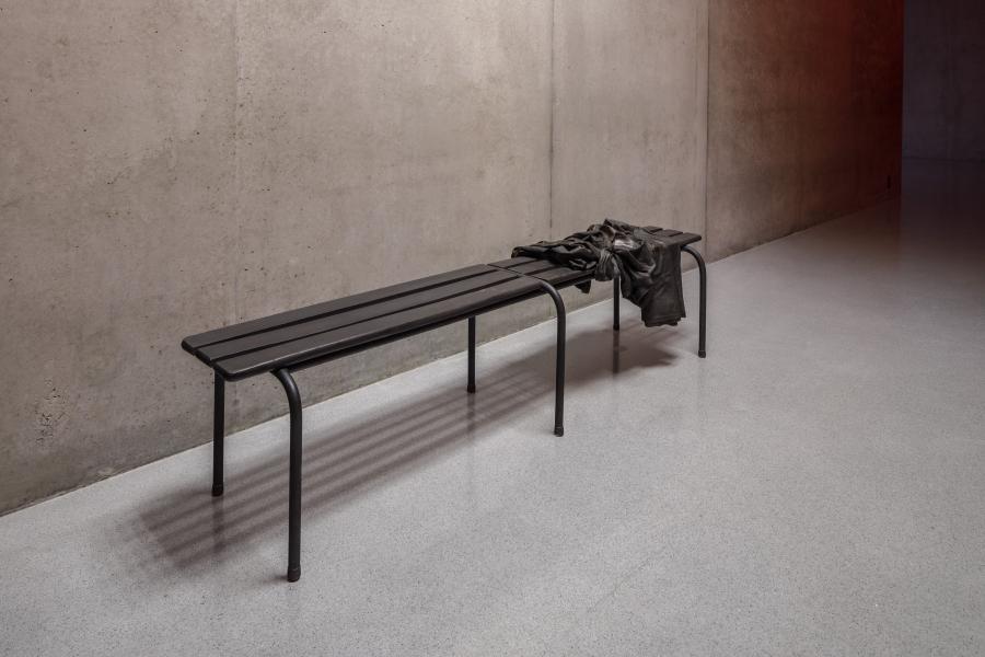 Anne Imhof  Untitled (Bench II), 2024  Installationsansicht 1. Obergeschoss Kunsthaus Bregenz, 2024 Foto: Markus Tretter Courtesy of the artist, Galerie Buchholz, Sprüth Magers © Anne Imhof, Kunsthaus Bregenz