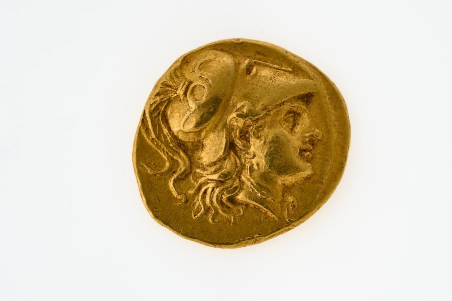 Lot 220 Königreich Makedonien Gold-Stater. Alexander III. (der Große) (336-323 v. Chr.), posthum. Av. Kopf der Athena im Helm mit Helmbusch. Rs. Stehende Nike nach links, langes Szepter in der Linken, links unten Helm.  Wohl östl. Münzstätte Babylon. 8,4 g. Limit:	1200,- EURO