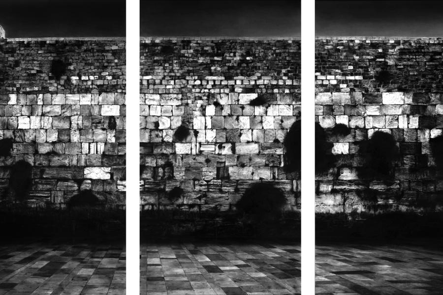 Robert Longo Untitled (Western Wall), 2011 304,8 × 825,5 cm, Kohle auf aufgezogenem Papier Collection Thaddaeus Ropac, London · Paris · Salzburg · Seoul | © Robert Longo / Bildrecht, Wien 2024 Foto: Robert Longo Studio