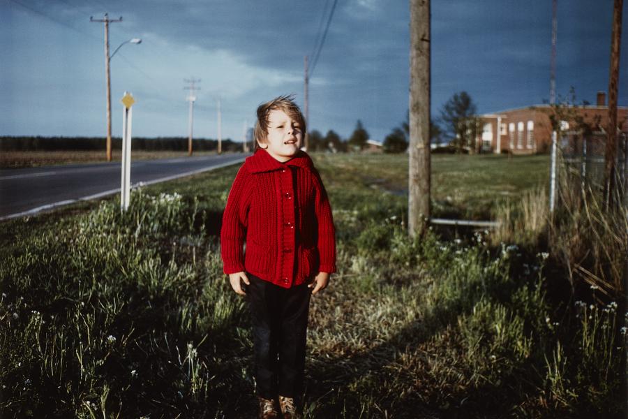 William Eggleston Ohne Titel (Boy in Red Sweater) 1971 Dye Transfer-Abzug 1996. 32,2 x 45,1 cm (39 x 48,6 cm) Ergebnis € 25.000