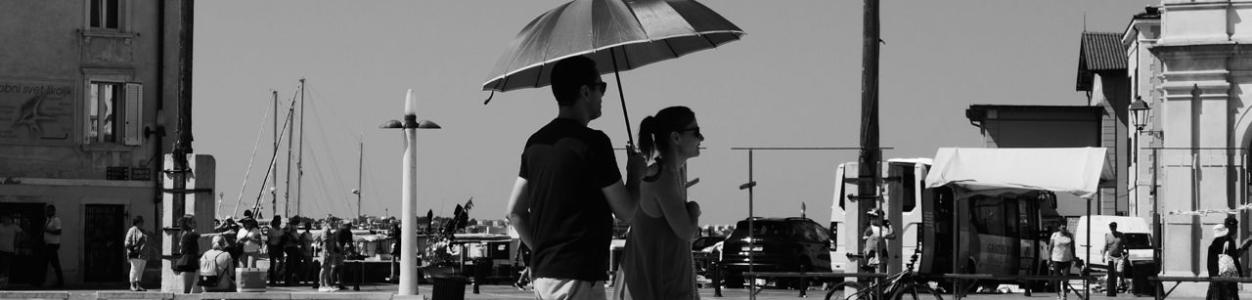 Paar mit einem Sonnenschirm