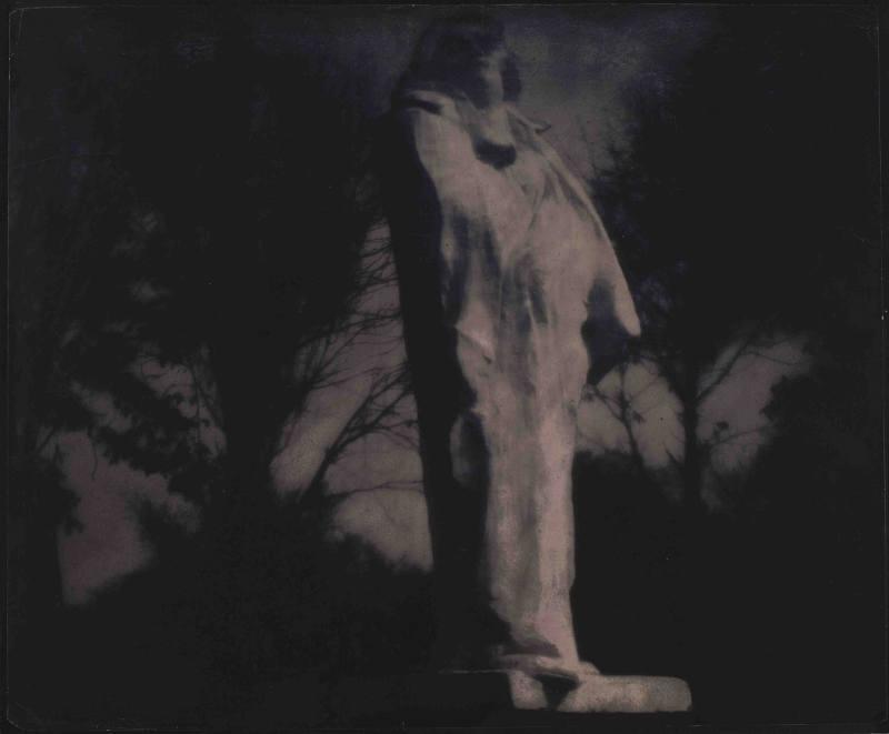 Edward Steichen Midnight – Rodin‘s Balzac, 1908 Pigmentdruck, 30,8 x 37,1 cm The Museum of Modern Art, New York, Geschenk des Fotografen