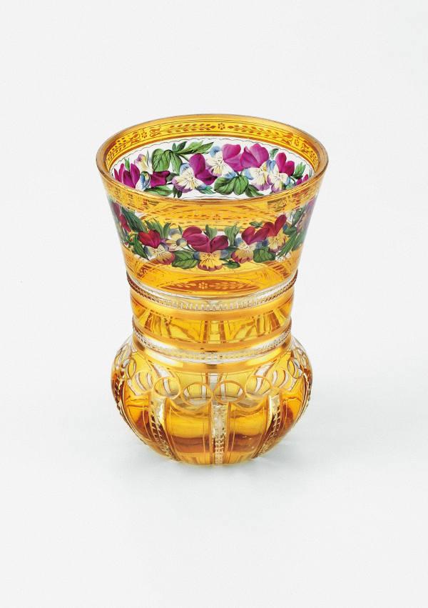 Anton Kothgasser Sockelbecher mit Stiefmütterchen, Wien um 1820-25, H: 11 cm  Foto: Kovacek Spiegelgasse Glas