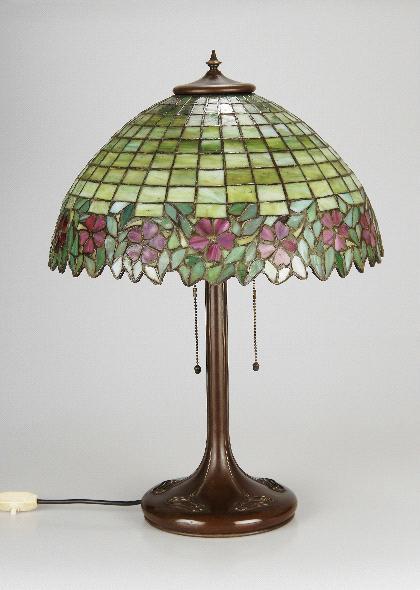 Tischlampe 'apple blossom', um 1904 Handel Company Inc., Meriden, Connecticut Schätzpreis: € 3500 Los 578