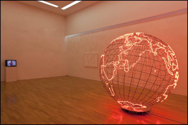 Mona Hatoum, Ausstellungsansicht Sammlung Goetz 2011, Foto: Thomas Dashuber, München