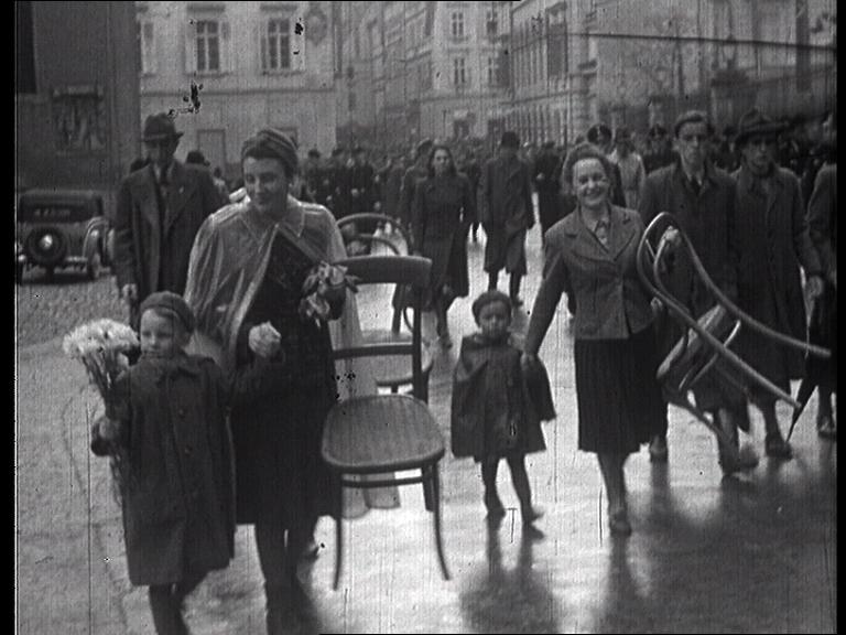 Hitler in Graz 1941  Menschen folgen ihrem „Führer“ auf seiner „Jubelfahrt“ durch die „Stadt der Volkserhebung“. Filmstill aus: [Aufnahmen vom Besuch Adolf Hitlers in Graz am 26.4.1941], 3’37”, Amateurfilm von Hans Tagger, s/w, stumm, 1941. Sammlung Multimediale Sammlungen