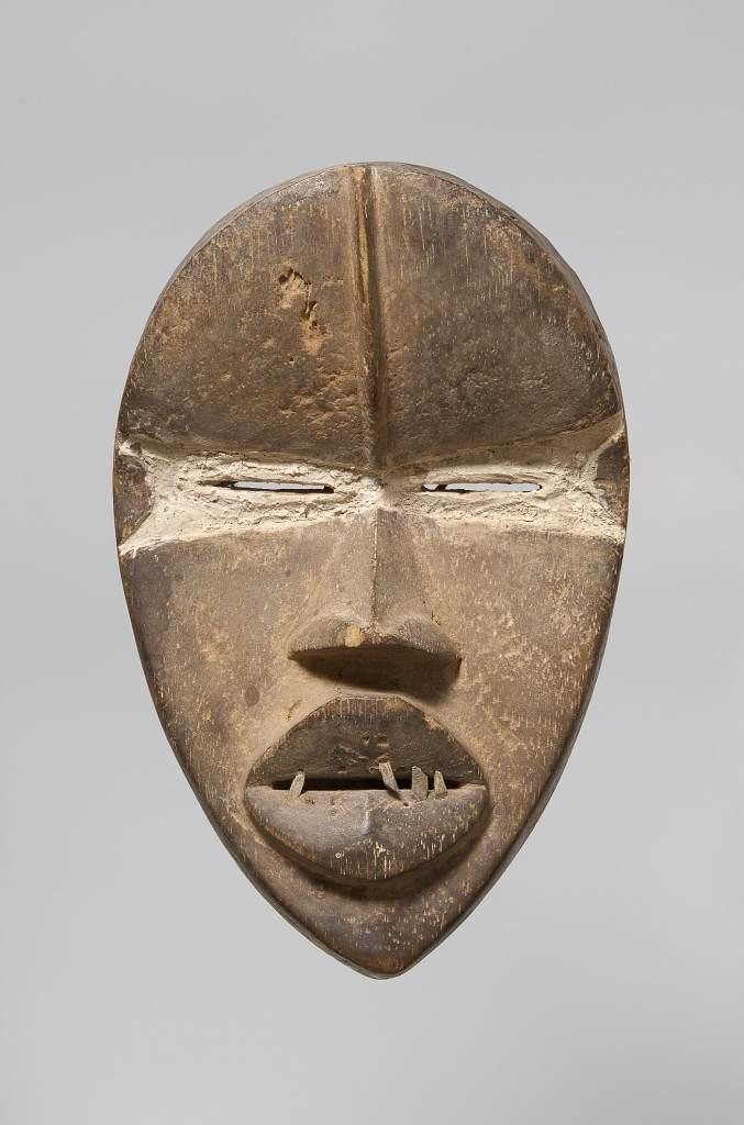 Weibliche Maske (567 KB) Kran, Liberia vor 1936 Holz, Aluminium, H 25 cm Museum für Völkerkunde Wien © KHM mit ÖTM und MVK