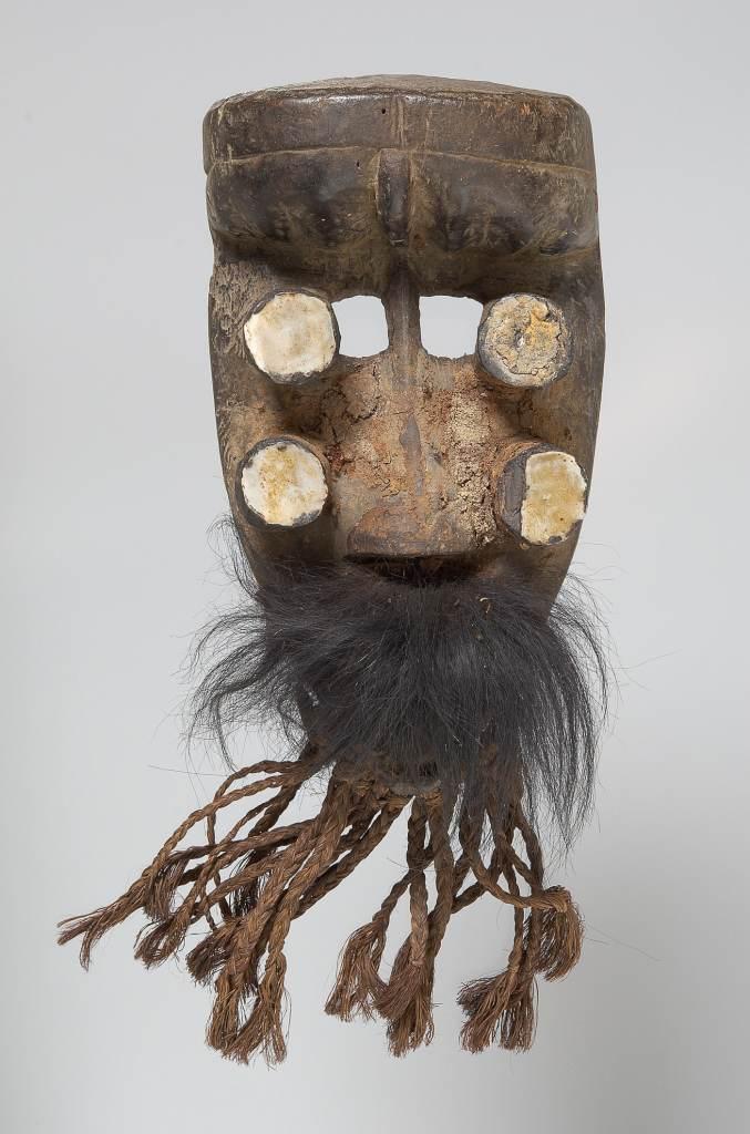 Mächtige Maske (665 KB) Kran, Bodogli, Liberia, Holz, Schneckenschale, Affenfell, Bastschnüre, H 36,5 cm Museum für Völkerkunde Wien © KHM mit ÖTM und MVK