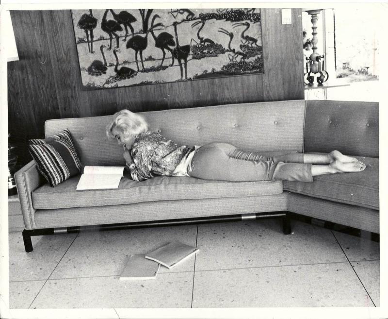 Original Vintage Candid Photo 1962, zeigt Marilyn auf der Couch liegend und seine Filmskript lesend © Courtesy Sammlung Ted Stampfer & Partner