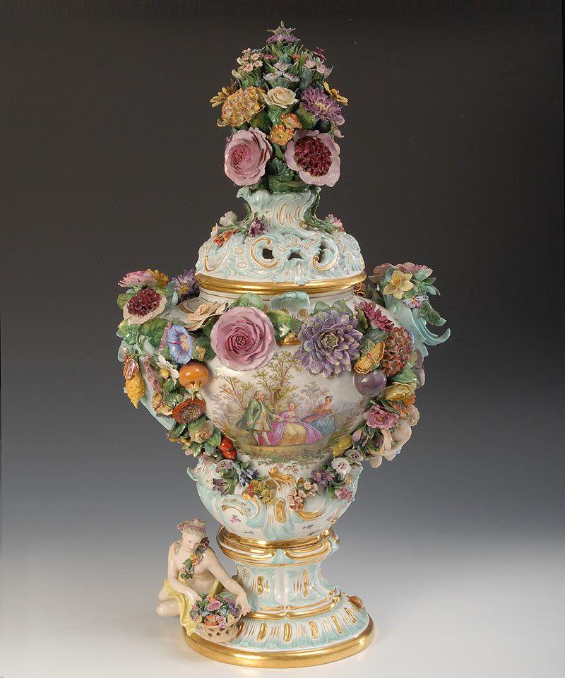 Sehr große Prunkvase mit Watteaumalerei, Meissen. Knaufschwerter (bis 1924), 1 Schleifstrich. Form-Nr.: BC. Entwurf von Johann Joachim Kaendler, um 1750. Monumentale Balustervase mit montiertem, muschelreliefiertem Rundfuß, zwei aus Blattranken gebildeten Handhaben sowie rocaillereliefiertem und durchbrochen gearbeitetem Deckel. Kat.Nr. 3460, Limit: 9.000 €