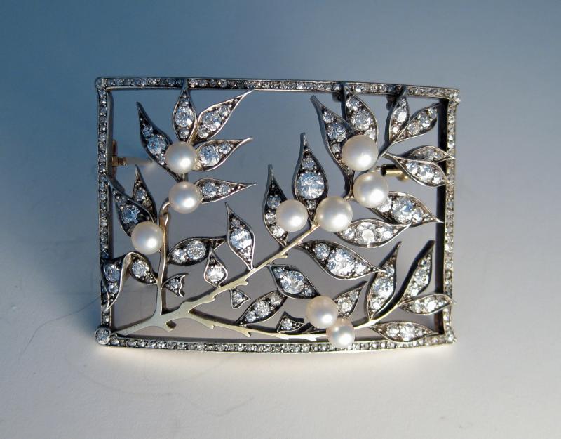 Jugendstilbrosche, Wien um 1900, Gold/Silber, Diamanten und Altschliff- Brillanten zus. ca. 6 ct., Orientperlen, 6 x 4 cm  Zur Verfügung gestellt von: Art & Antique Sabine Füchter