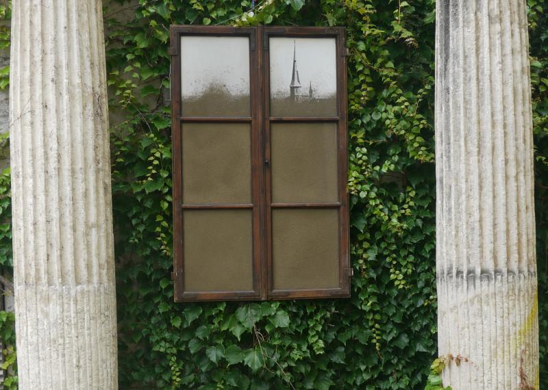 Wolfgang Ernst (geb. 1942 in Wien) „Michaelerkirche“ Erdbild, 1972 Holz, Glas, Foto, Erde 132 x 87,5 x 5 cm  Zur Verfügung gestellt von: Galerie Kunst & Handel