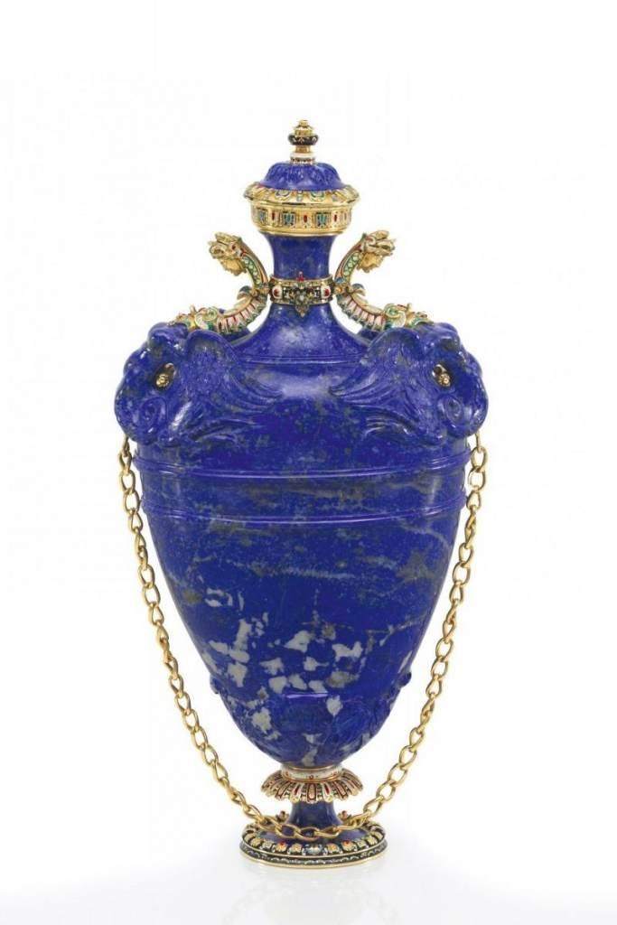 Zierflasche mit Goldmontierung und Emaildekor. Florenz. Um 1877-95. Eugenio Marchesini - zugeschrieben (Montierung) & Gaetano Pagliai (Steinschnitt). 18 ct Gold mit polychromem Emaildekor. Lapislazuli. Kleiner ovaler Fuß mit reicher Emailmontierung, der Nodus als auskragen Van Ham | Saša Fuis (Köln)