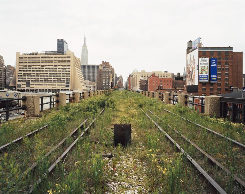 Joel Sternfeld  A Railroad Artifact, 30th Street, May 2000 © Courtesy of the artist, Luhring Augustine, New York and The Friends of the High Line, New York.