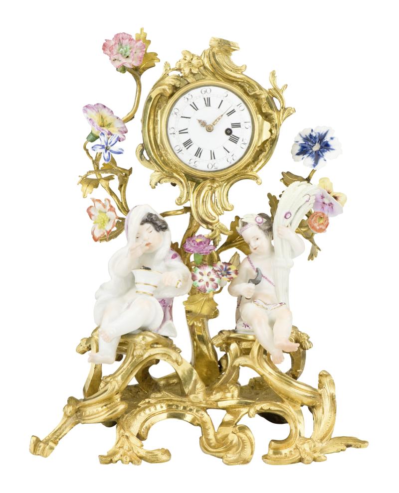 Abb. 87250: Kunstvolle Uhr mit Jahreszeitenputti, Meissen Mitte 18. Jh. (Porzellan, polychrom bemalt, und Bronze, vergoldet, H. 26, B. 21 cm.), Limit 14.000 €, Zuschlag 14.000 €.