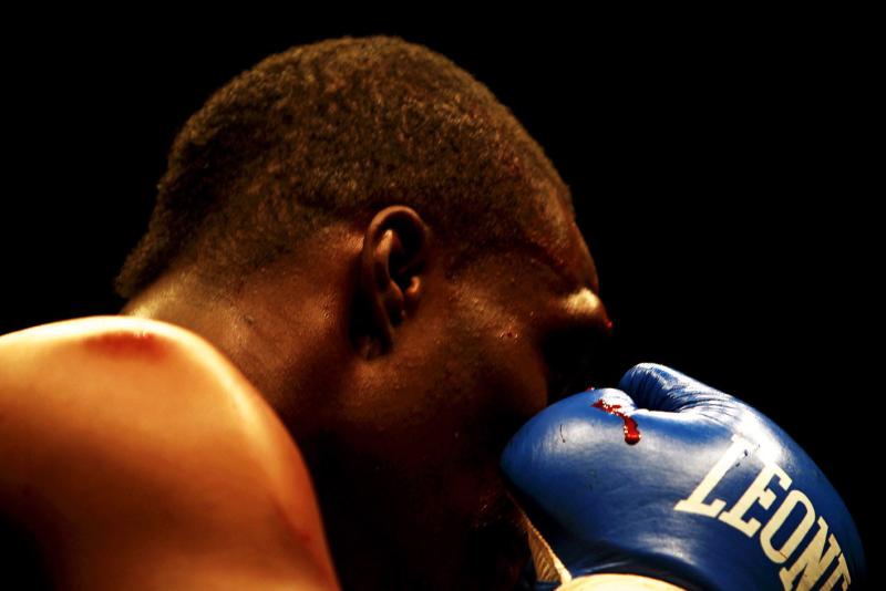 Siegerserie «Sport» Photo: Georges Cabrera, La Tribune de Genève  «Combats» Über 3000 Zuschauer kamen zur ersten «Impact Night» im November 2011 nach Genf. Kampfsportarten wie Boxen, Kyokushinkai Karate und wie hier das Kickboxen kamen zu Ehren.