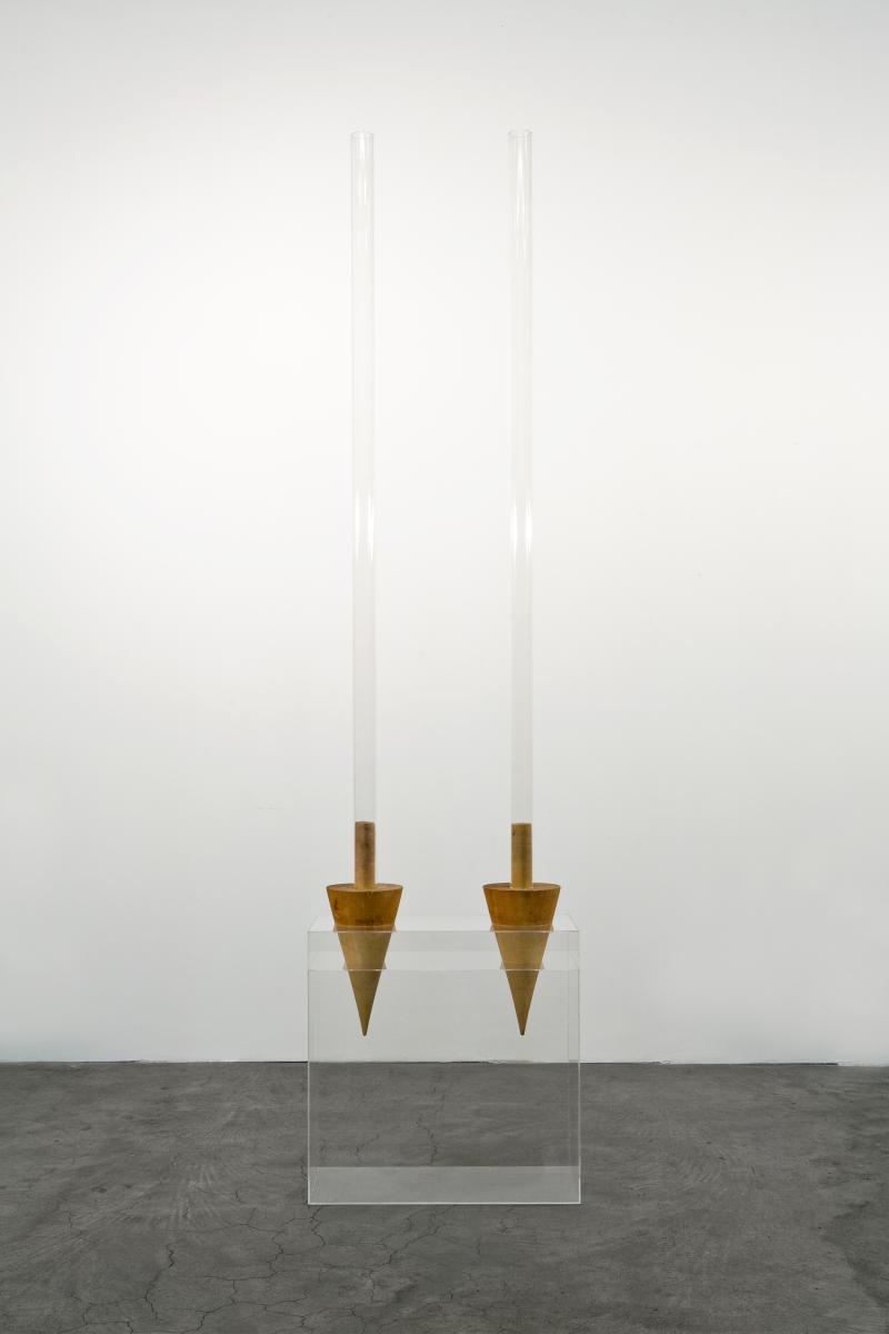 Mario Merz (1925 – 2003) Lance, 1966 Acrylglas, Holz 282 x 70 x 35.5 cm Courtesy Sammlung Goetz Foto: Wilfried Petzi, München © ProLitteris, Zürich