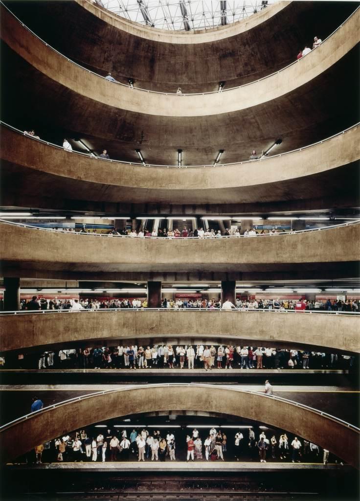 Andreas Gursky (*1955) Sáo Paulo Sé, 2002 C-Print, Plexiglas, 286 x 206 cm Dauerleihgabe der Stiftung für die Hamburger Kunstsammlungen © SHK/Hamburger Kunsthalle/bpk/ VG Bild-Kunst, 2012 Photo: Elke Walford