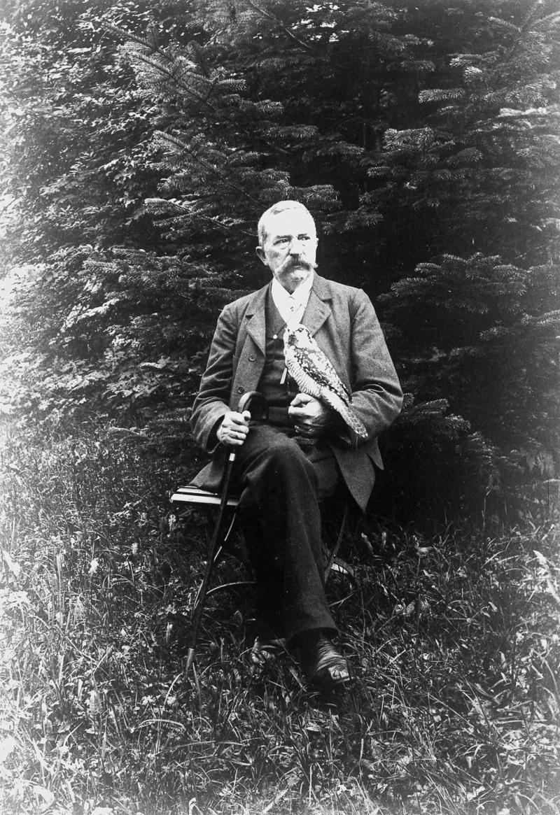 Otto Finsch (1839–1917) mit Greifvogel (1.2 MB) © Koloniales Bildarchiv, Universitätsbibliothek Frankfurt/Main; Repr. Esther Finsch, Freiburg/Br.