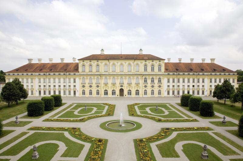 Neues Schloss Schleißheim, Gartenseite mit Blumenparterre Format jpeg / 0,9 MB © Bayerische Schlösserverwaltung, München / Maria Scherf, Andrea Gruber