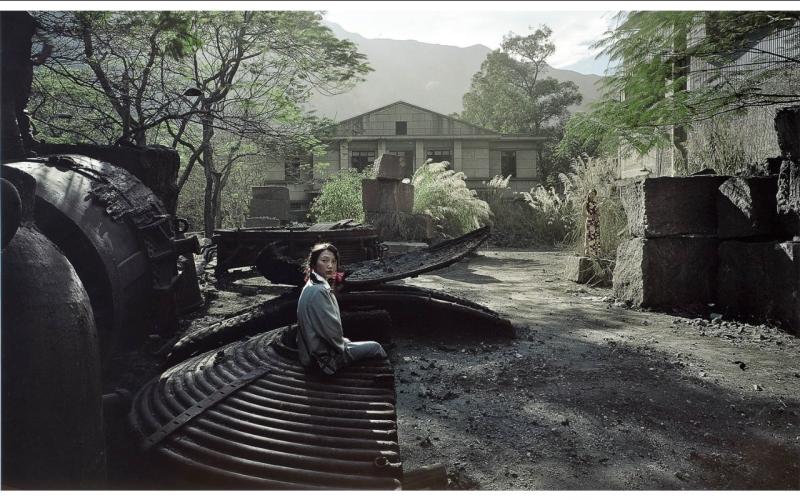 2136 Chen, Jiagang Geb. 1962 Sichuan. «The Great Third Front - Auditorium». Lambda Print. In einer grünen Landschaft vor verlassenen Häusern zwei chinesische Frauen auf und zwischen industriellen Überresten posierend. U.r. chinesisch bez., 2/12 num., sign. und 2008 dat. H. 100, B. 165,5 cm (Darstellung), H. 110, B. 175,5 cm (Blattgröße). Limit: 12000,- EUR