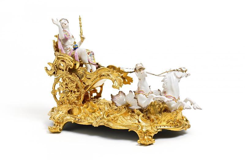 Allegorie Katharina II von Russland (1762-1796) Meissen. Um 1775. Die Montierung wohl Paris. Porzellan, farbig und gold staffiert. Feuervergoldete Bronze. Auf Volutenfüßen länglicher, fein ziselierter Rocaillesockel aus feuervergoldeter Bronze, die Oberfläche in plastischen Wellen gearbeitet. Höhe 26,5cm, Länge 38cm, Breite 21cm. Zustand C. Ergebnis € 30.000