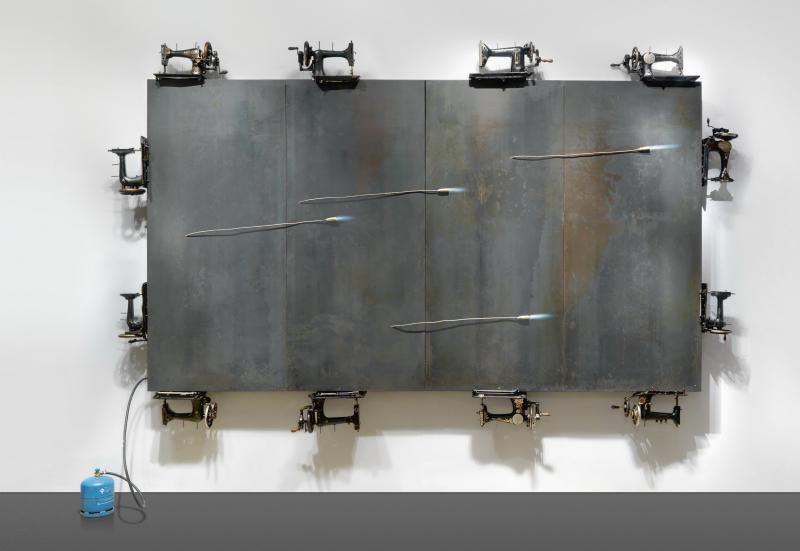 Jannis Kounellis (geb. 1936) Ohne Titel, 1987/88, (4teilig), Eisen, antike Nähmaschinen, Kupferrohre, Propanflasche, 270 x 430 cm, erzielter Preis € 177.200 Fotonachweis: Dorotheum