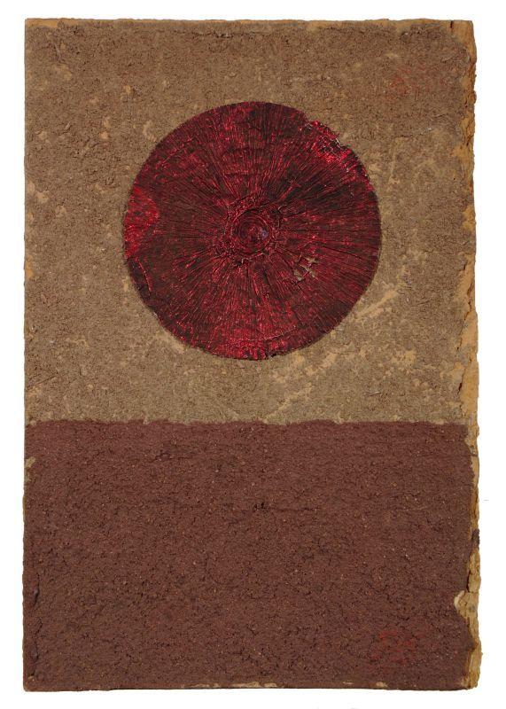 036   Hermann Glöckner "Roter Kreis über horizontaler Schichtung in Braun und Grau". Um 1955.  Materialbild (flächig aufgetragener, braun und grau eingefärbter Sand bzw. faserige Masse) und Collage (rotes Pralinenpapier) auf kräftiger, kaschierter Malpappe. Verso mit einem in grüner Farbe eingeritzten Profil. Verso u.Mi. in Blei ligiert monogrammiert "HG". 3500 €